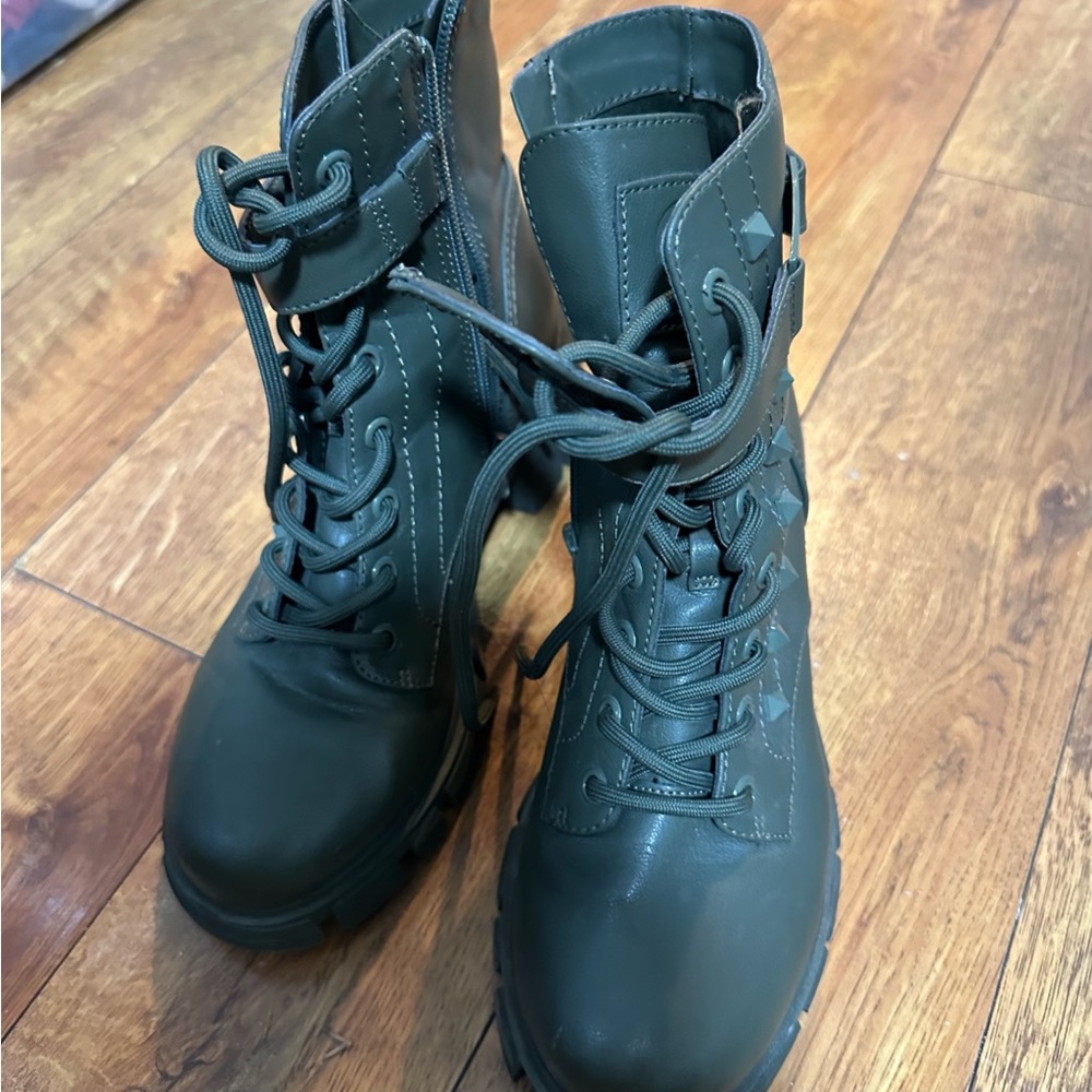 Military green combat boots. Size 7. G Los Angeles.